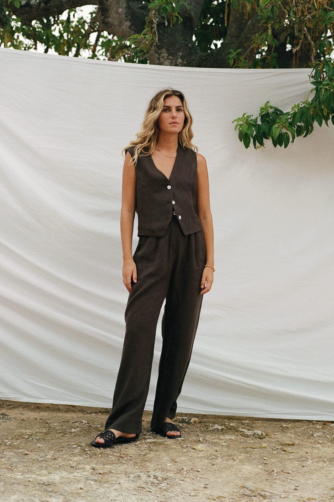 arkitaip The Bobby Linen Vest in chocolate