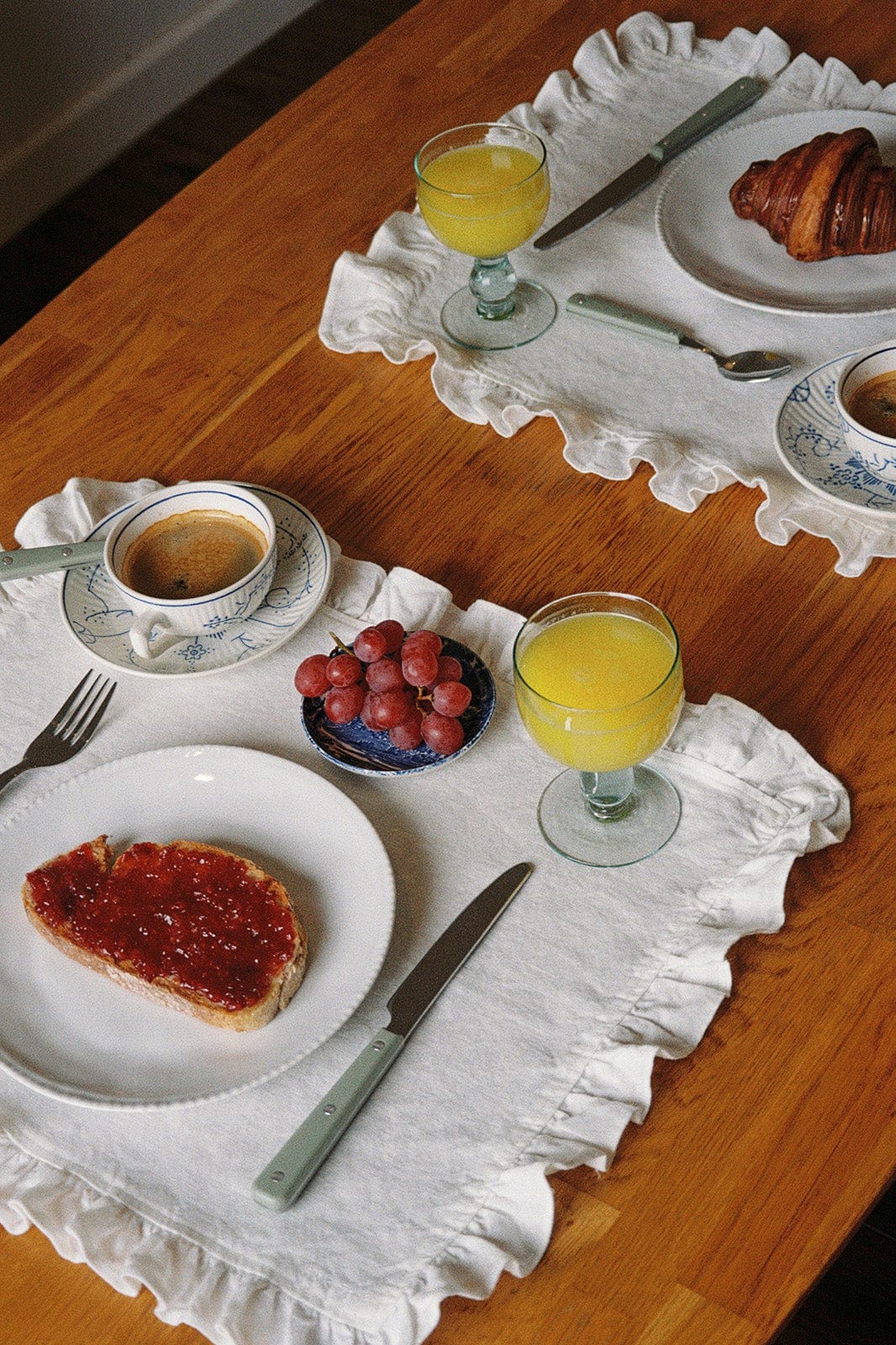 arkitaip Table Sets Off-White Set of Two Ruffled Casita Linen Placemats