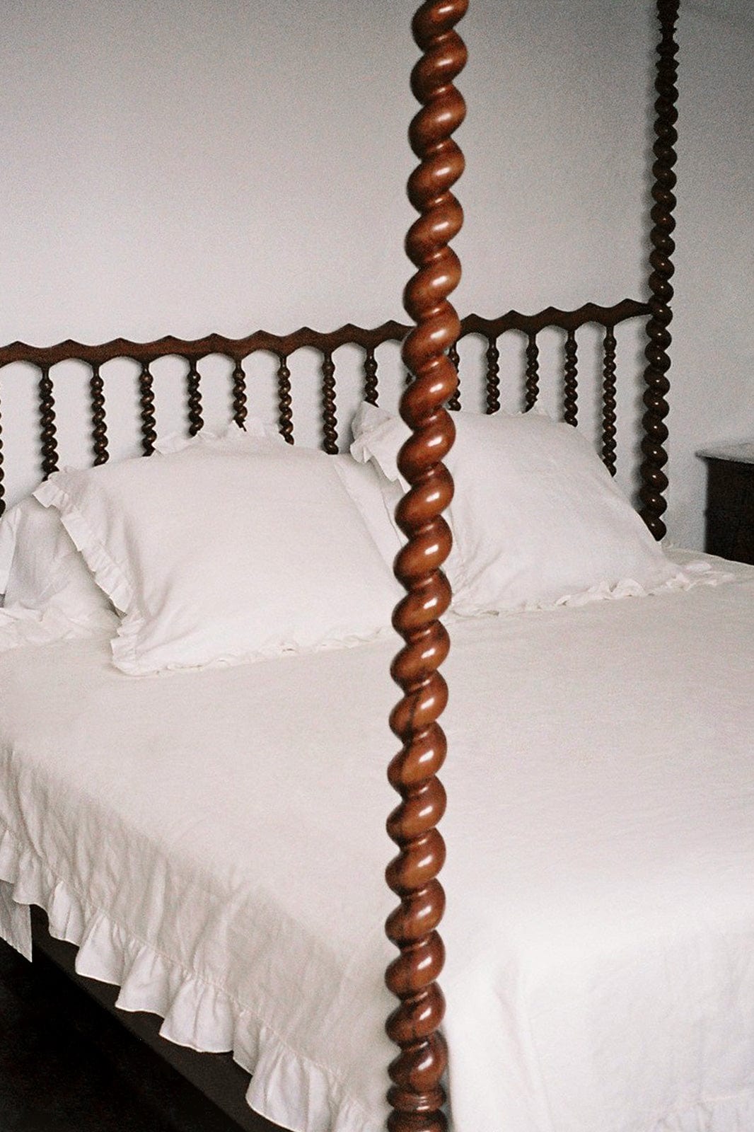 arkitaip Bedding The Ruffled Casita Linen Duvet Cover in White