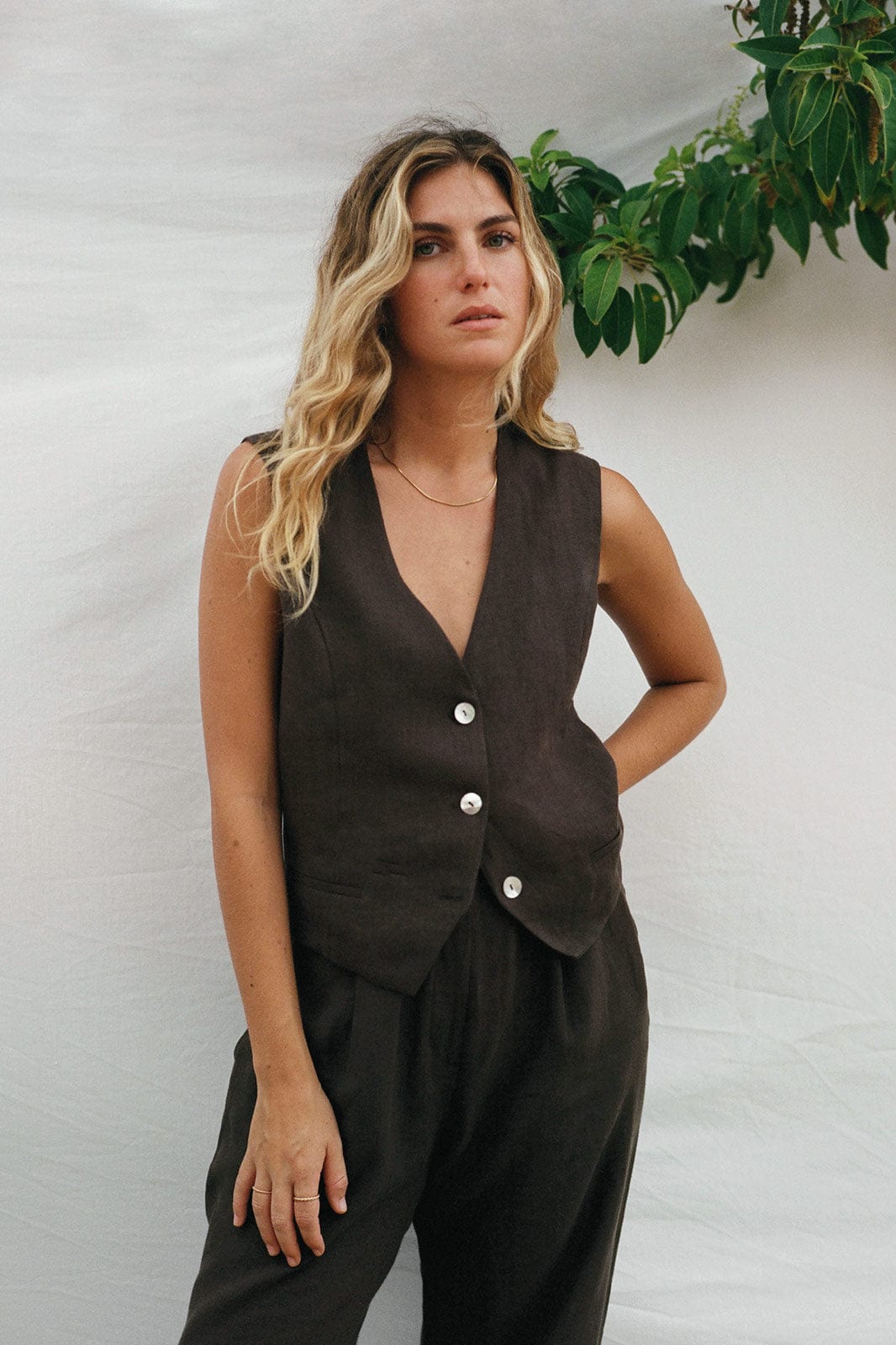 arkitaip The Bobby Linen Vest in chocolate